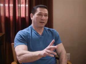 Kenna veut que John éjacule massivement dans sa chatte. John est