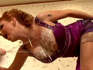 Lady prend un méga facial à gloryhole