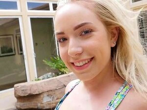 Tiny4K - La petite blonde Amy Summers secoue son cul mouillé