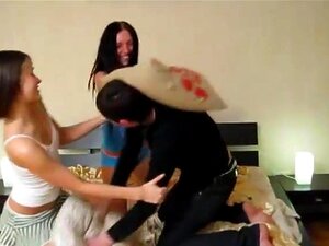 Plan à trois hardcore, ces belles brunes mignonnes ont juré d'être