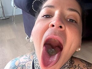 Votre géante Ashley sexy vore et avale des oursons gommeux