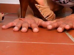 MAINS QUI INONDENT