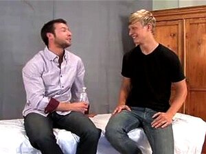 Un mec met ses lèvres gays sur le marteau puissant de son amant. Les