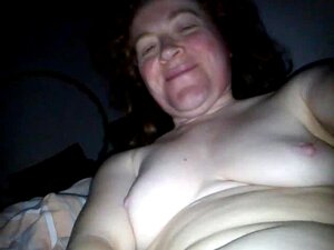 Regardez cette coquine polonaise se masturber sur son gros clitoris.