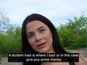 Agent public Un pervers espionne une nana en train de prendre un