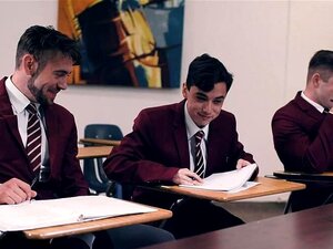 Les étudiants en détention font un gangbang avec leur prof aux gros