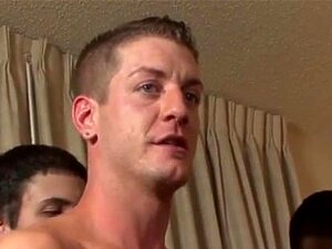 Cul porno gay chargé par plusieurs mecs gangbang sans capote pour
