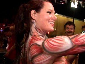 Vidéo SpringBreakLife: Corps peint dans la rue