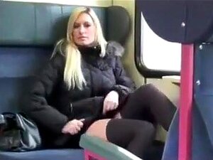 Suce et baise vite avec une nana chaude dans un train, trouve la fille