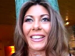 Une salope européenne à gros seins prend deux bites et adore l'anal