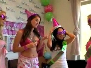 Fête de masturbation chaude. Un tas de filles fraîches se