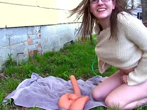 Une mignonne innocente chevauche devant les voisins