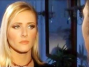 La bombe blonde Jane Darling se fait défoncer les gros seins et le