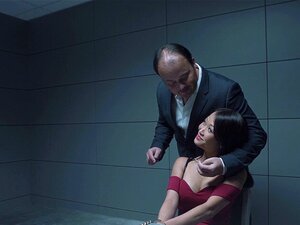 La belle chatte asiatique sort de prison en baisant le flic. La chatte