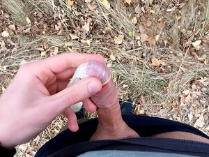 minet excité frais a trouvé un préservatif usagé dans les bois,