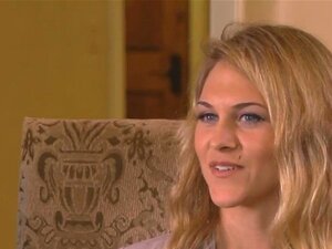 Des couples excités se préparent pour une action sexuelle