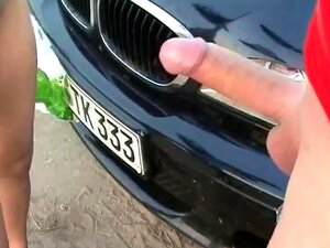 Anal en plein air dans une voiture. Petite sexy fraîche et mignonne