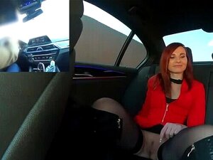 Une femme sexy et riche montre tout à l'inconnu. Chauffeur de voiture