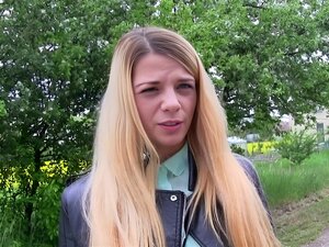 Une amatrice blonde tchèque sexy pour de l'argent exhibe ses seins en
