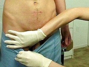 Docteur serré se doigte le cul