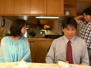 Éjaculation interne avec de gros seins et un cul, maman
