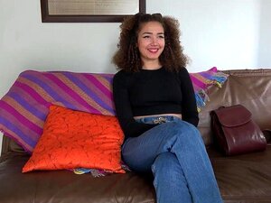 Professeur de théâtre en chaleur teste une actrice de collège aux
