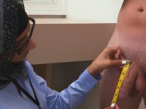 La sexy Mia Khalifa se tape une grosse bite. Mia Khalifa a un défi