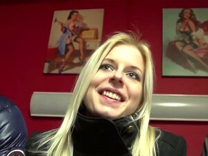 Une pute européenne a joui. La pute européenne a joui après avoir