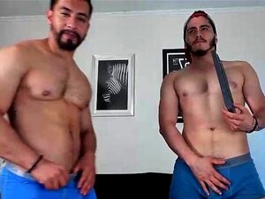 Des mecs sexy à poil dans du porno gay et des mecs avec de grosses