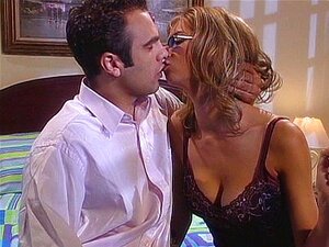 Les jambes ouvertes et sur le lit, c'est comme elle lui plaît