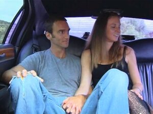 L'échangiste d'anniversaire reçoit une surprise lesbienne.