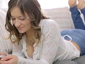 Vera, 18 ans, chevauche une bite pour la première fois et a un