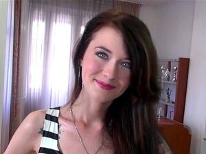 Putain de chaude Misha Cross se fait baiser la chatte durement par une