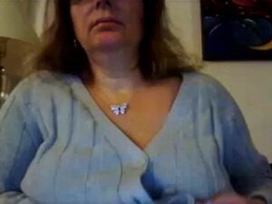 La vieille meuf taquine sa chatte, se frotte les nichons