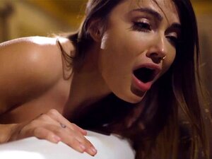 La belle-mère MILF doigte une mignonne lesbienne et aime le sexe
