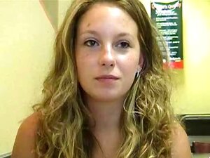 Fille mystérieuse sans culotte dans un restaurant public