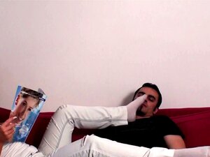 Reniflage de chaussettes à la maison par hanna