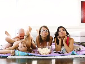 Joseline se fait baiser la chatte en levrette par la grosse bite de Js