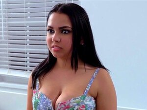 Maman latina suce des bites en trio avec son beau-fils. Maman latina