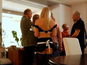 Une serveuse sexy et mignonne se fait baiser par un groupe de