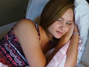 Une mignonne amateur chevauche une bite. Une mignonne amateur
