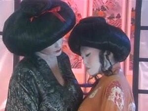 Julia Ann rencontre une geisha lesbienne