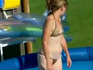 Femme en bikini dans la piscine