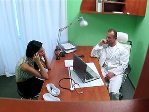 Le docteur baise une actrice porno sur le bureau