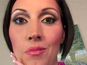 Les gros seins de Dylan Ryder reçoivent une giclée de sperme sur la