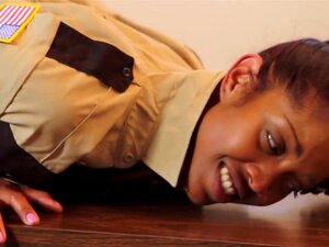 La directrice de prison lesbienne et sa garde pour une nouvelle membre