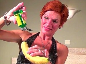 Belle-mère rouge qui gicle en jouant avec sa chatte à la banane,