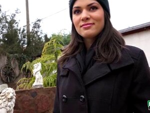 La fille aux yeux bruns Suzy reçoit une giclée de sperme partout sur