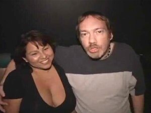 Petite femme latine aux gros seins se fait baiser dans un gang de