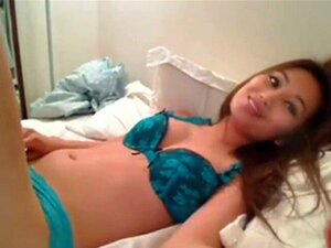 chatte d'étudiant amateur se doigte à la maison. chatte amateur